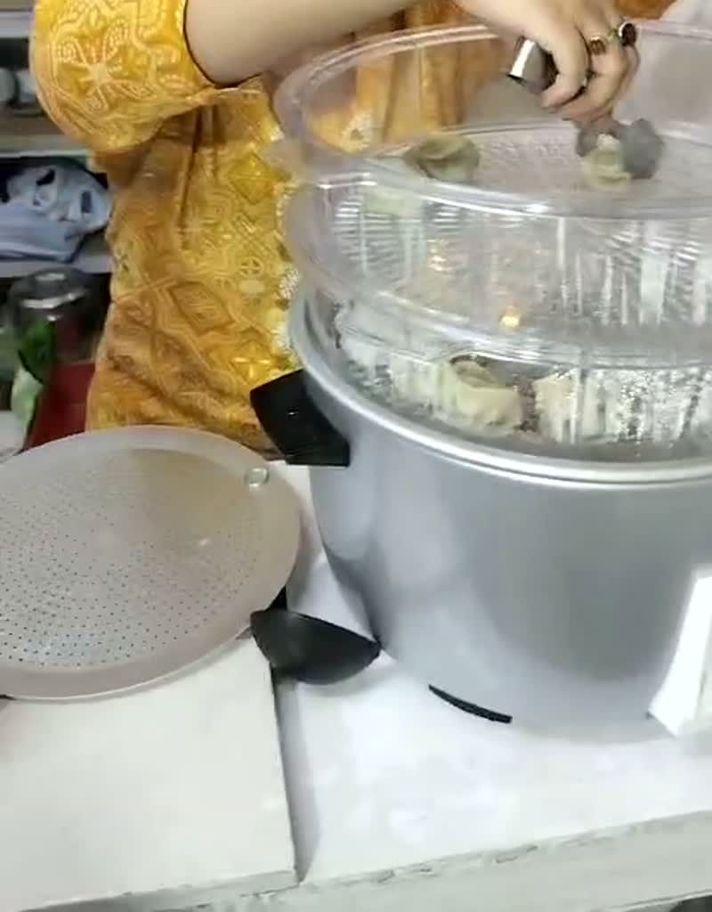স্টিমারে মোমো বসানো হচ্ছে / Momos going into the steamer